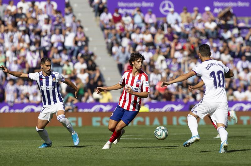 Salisu marca a Morata.