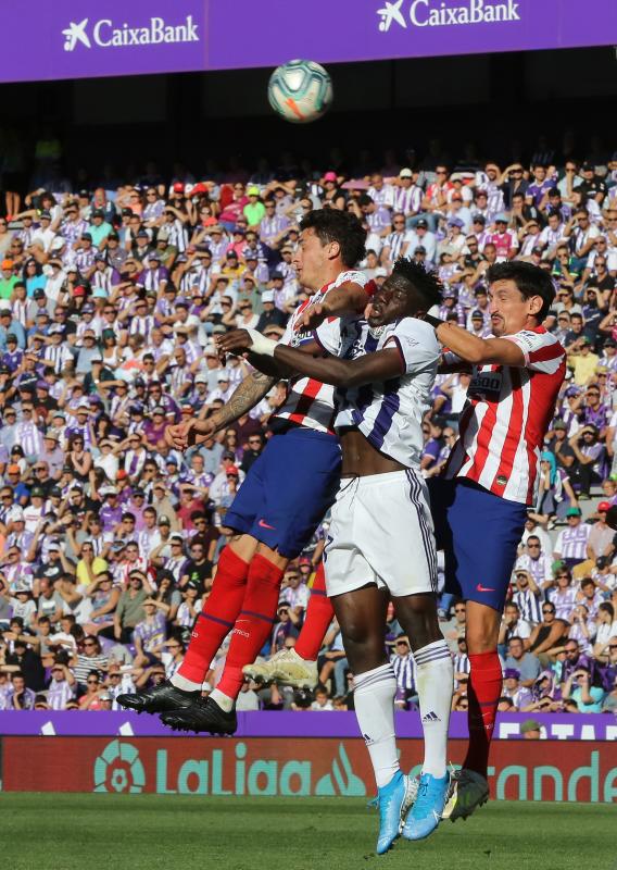 Salisu marca a Morata.