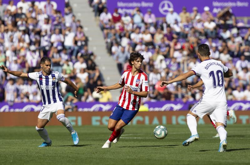 Salisu marca a Morata.