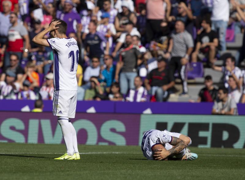 Salisu marca a Morata.