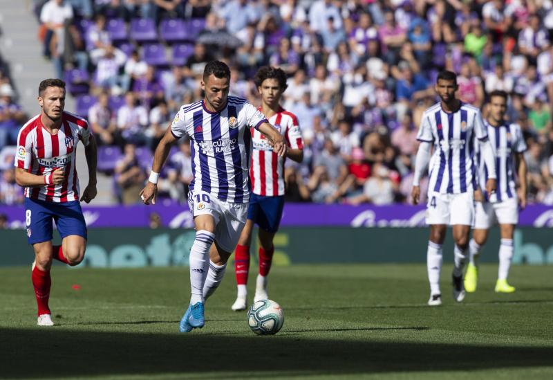 Salisu marca a Morata.