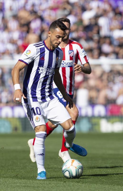 Salisu marca a Morata.