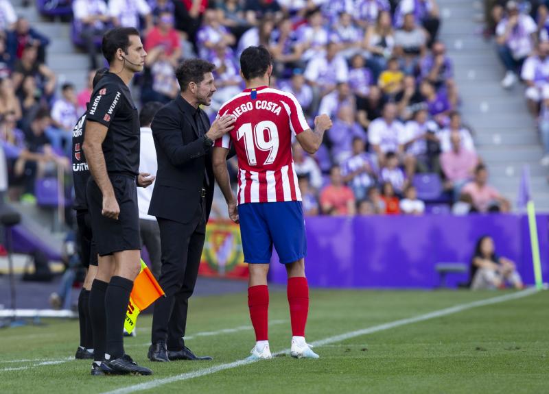 Salisu marca a Morata.