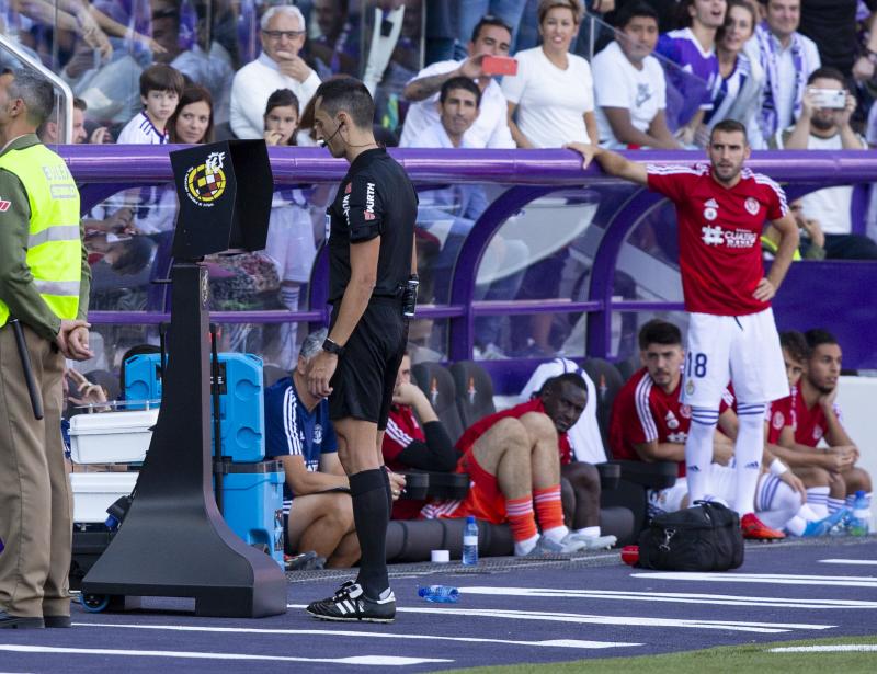 Salisu marca a Morata.