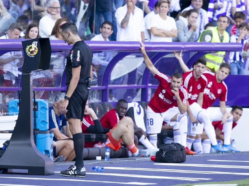 Salisu marca a Morata.