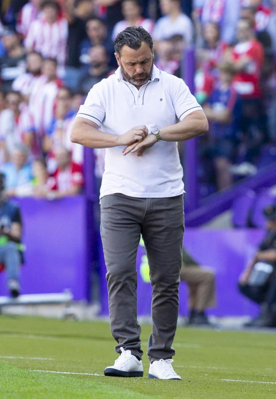 Salisu marca a Morata.