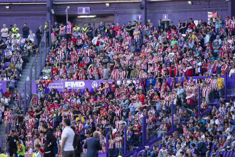 Salisu marca a Morata.