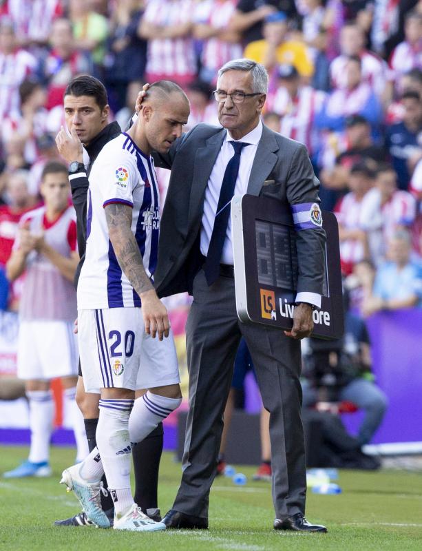 Salisu marca a Morata.