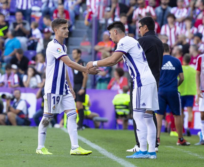 Salisu marca a Morata.