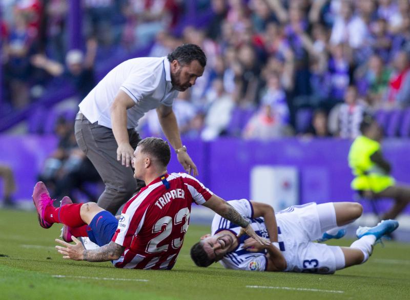 Salisu marca a Morata.