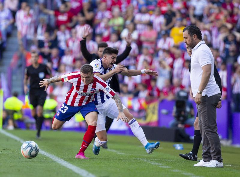 Salisu marca a Morata.