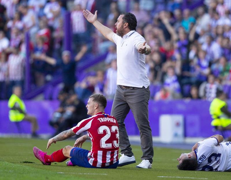 Salisu marca a Morata.