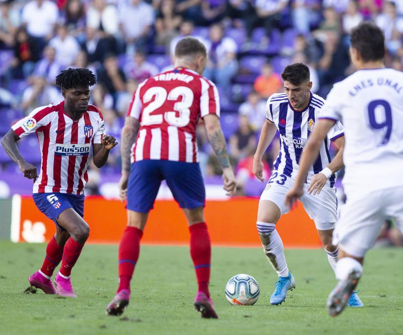 Salisu marca a Morata.