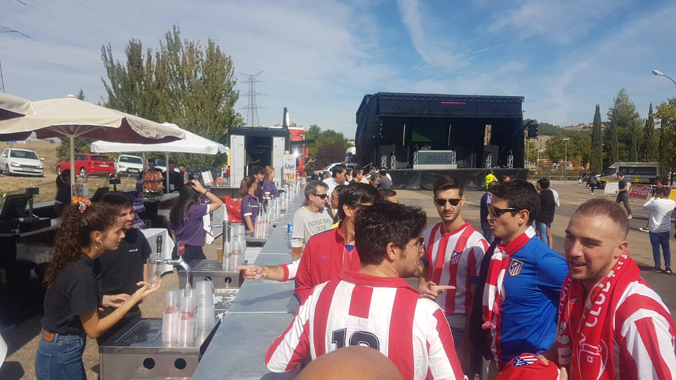 Aficionados blanquivioletas en la 'fan zone'. 