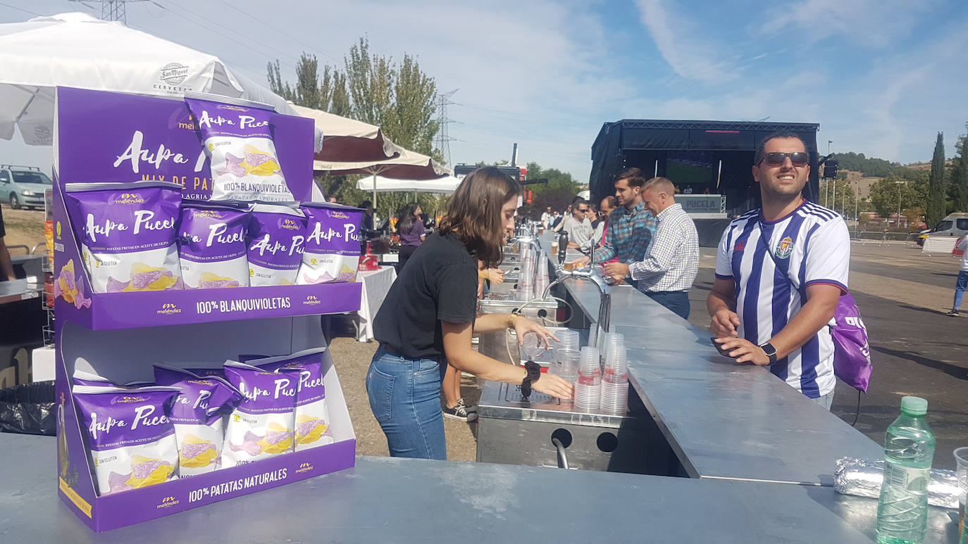 Aficionados blanquivioletas en la 'fan zone'. 