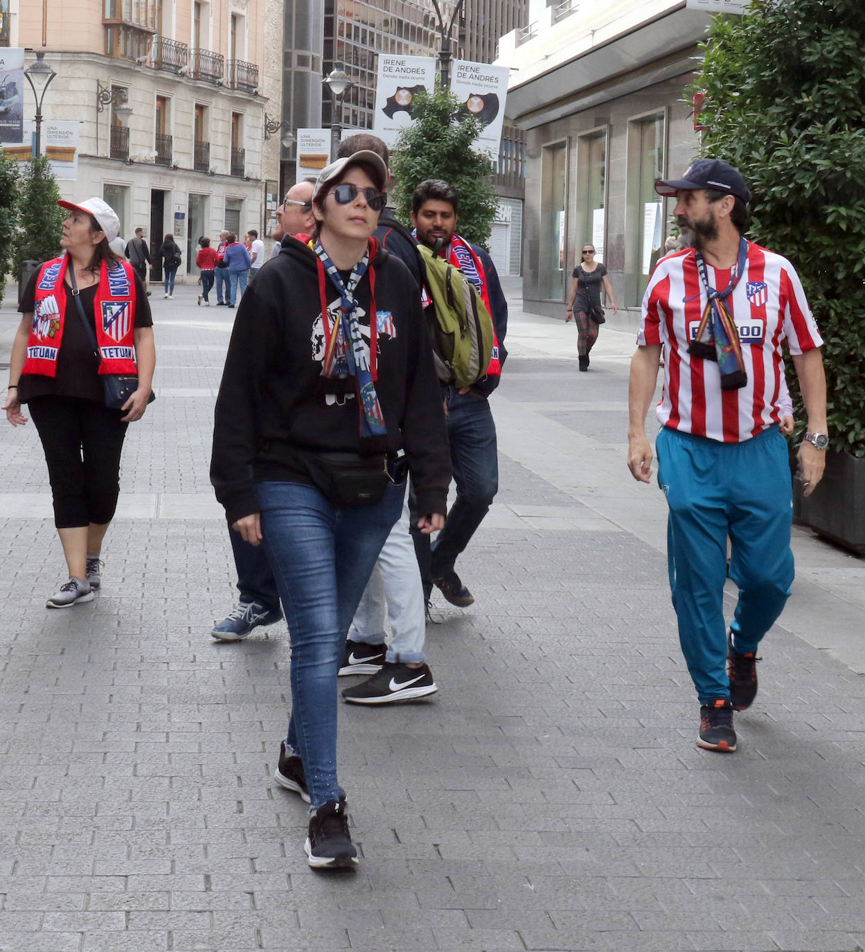 Aficionados blanquivioletas en la 'fan zone'. 