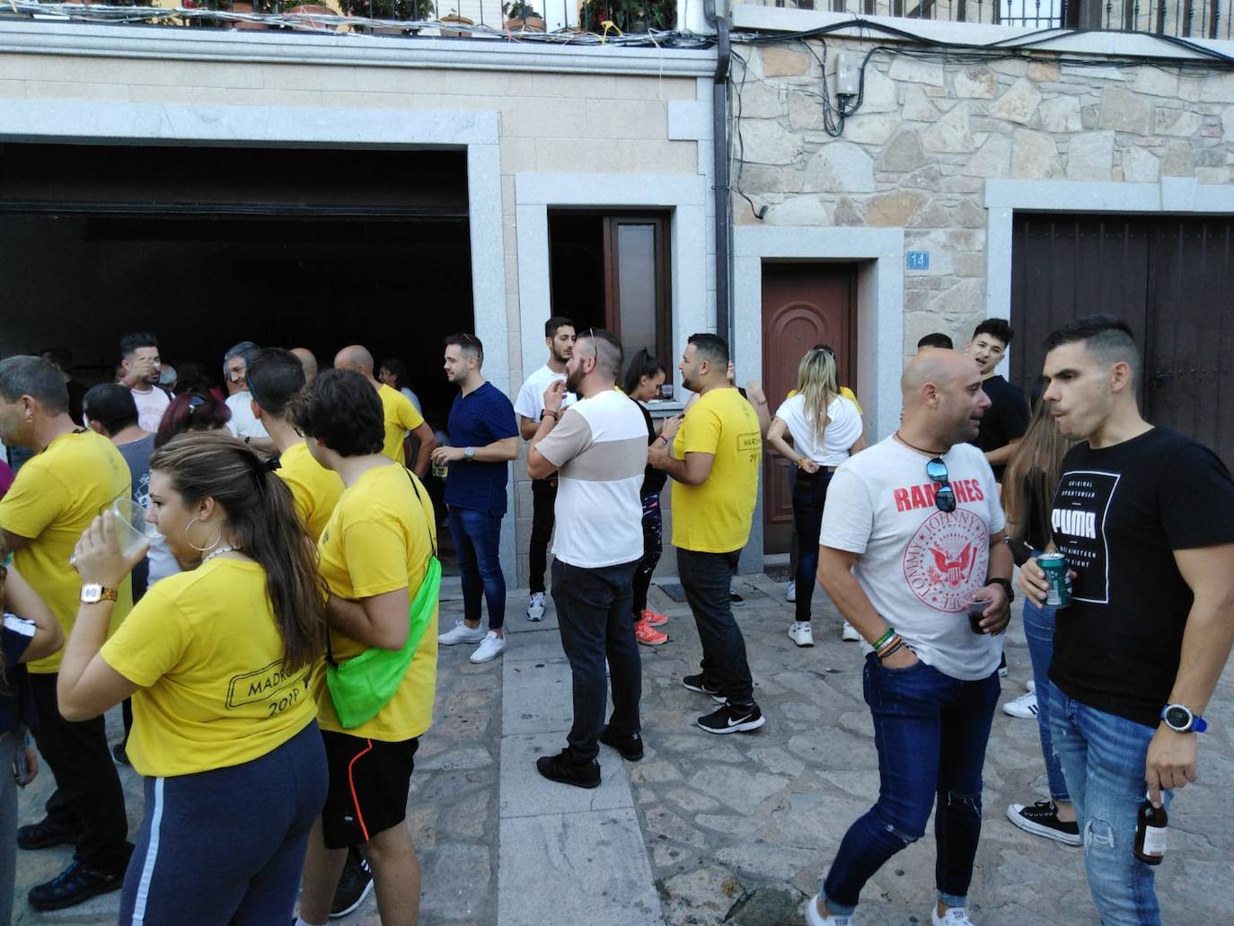 Animado recorrido por las bodegas de Madroñal. 