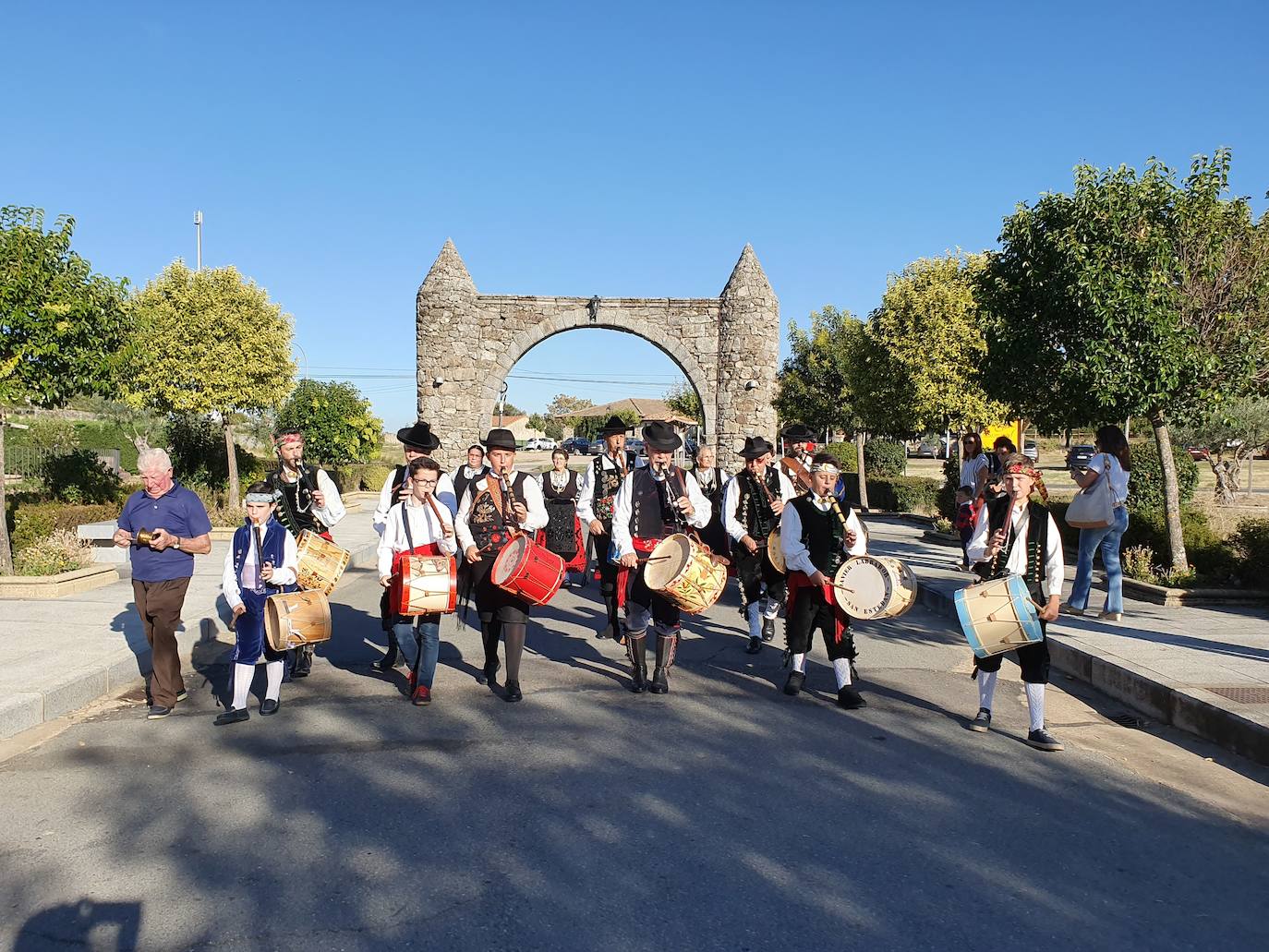 Festival folclórico cierra las fiestas en San Miguel de Valero