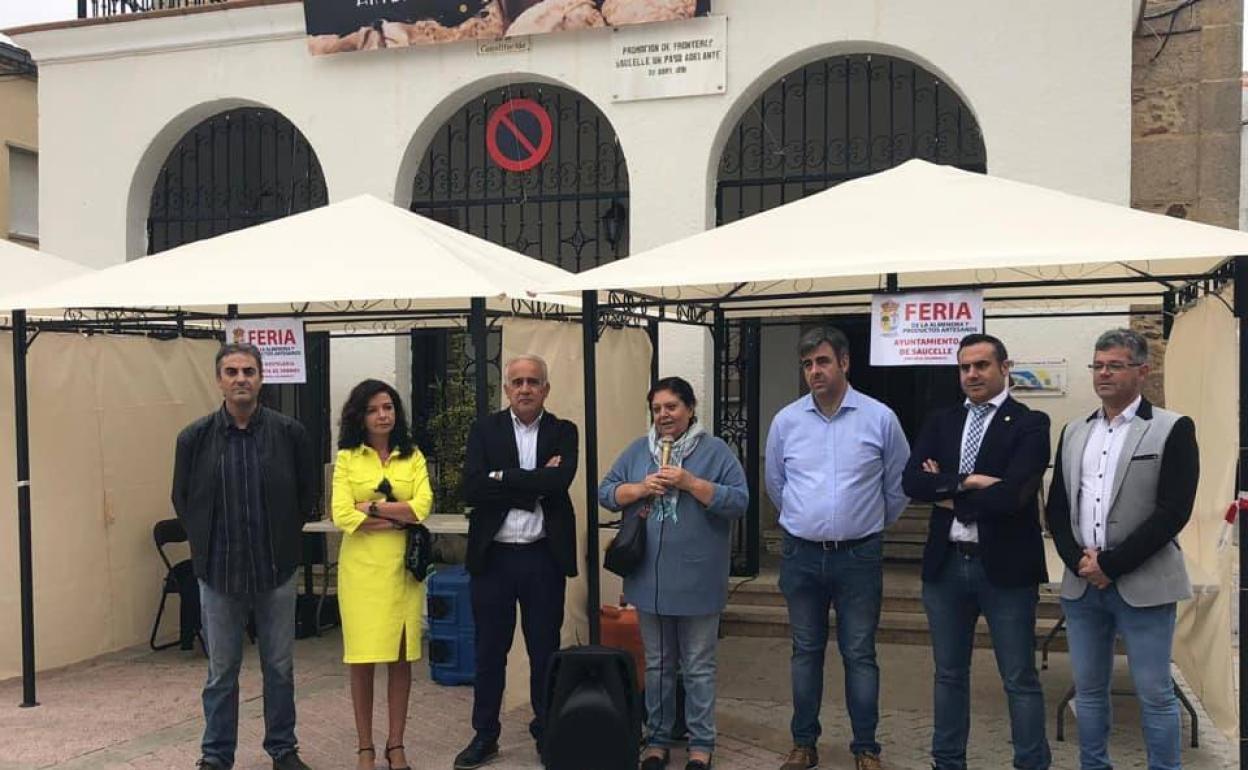 Inauguración de la III Feria de la Almendra por parte de la alcaldesa de Saucelle, Encarna Quirós. 