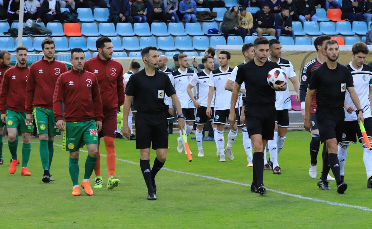 Los jugadores de Unionistas y Salamanca CFUDS saltan al Helmántico en el último derbi disputado allí.