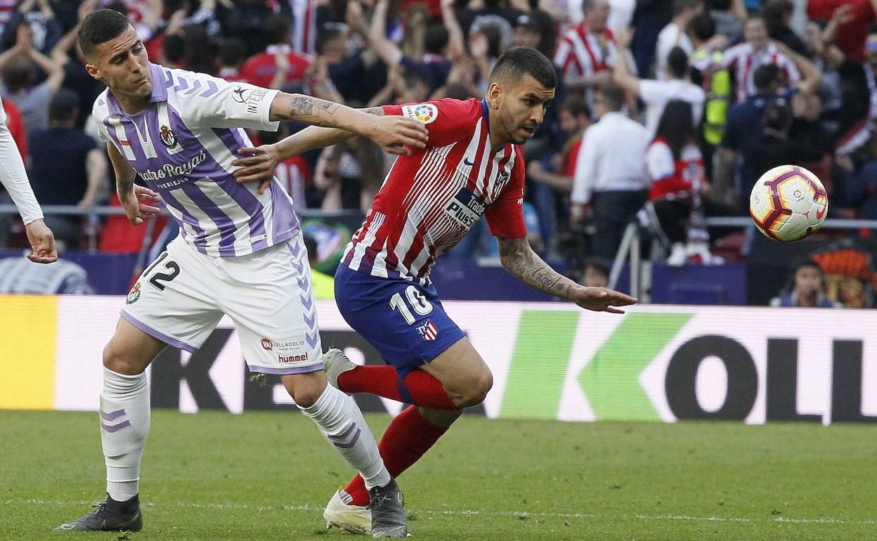 Guardiola y Correa se disputan el balón en el duelo celebrado hace medio año en el Wanda Metropolitano.