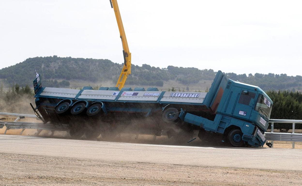 Prueba de una valla protectora para camiones de hasta 44 toneladas en las instalaciones de Cidaut en Mojados. 