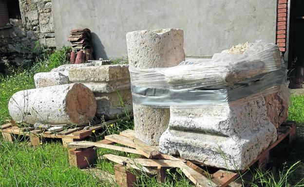 Columnas y bases de piedra localizadas el año pasado en la calle Manzana por las obras en el aparcamiento de la Plaza Mayor y depositadas en el patio del Museo de Valladolid. 