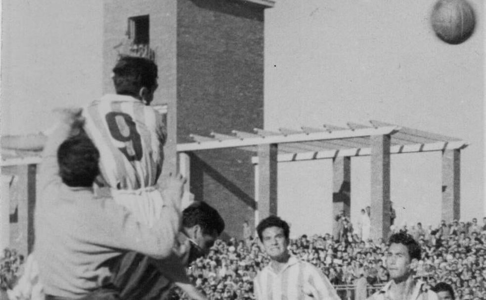 Este es el fabuloso testarazo de Lolo que dio el tercer tanto al Valladolid en su partido contra el Atlético de Madrid. El ariete blanquivioleta gana la acción a Domingo y a Tinte, mientras Coque y Mújica están atentos a la jugada.