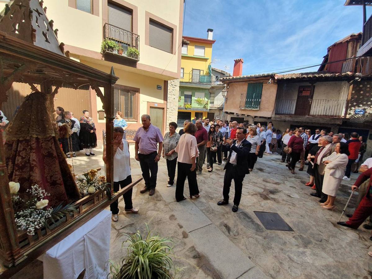 Fotos: La Virgen de la Misericordia estrena manto en Monleras