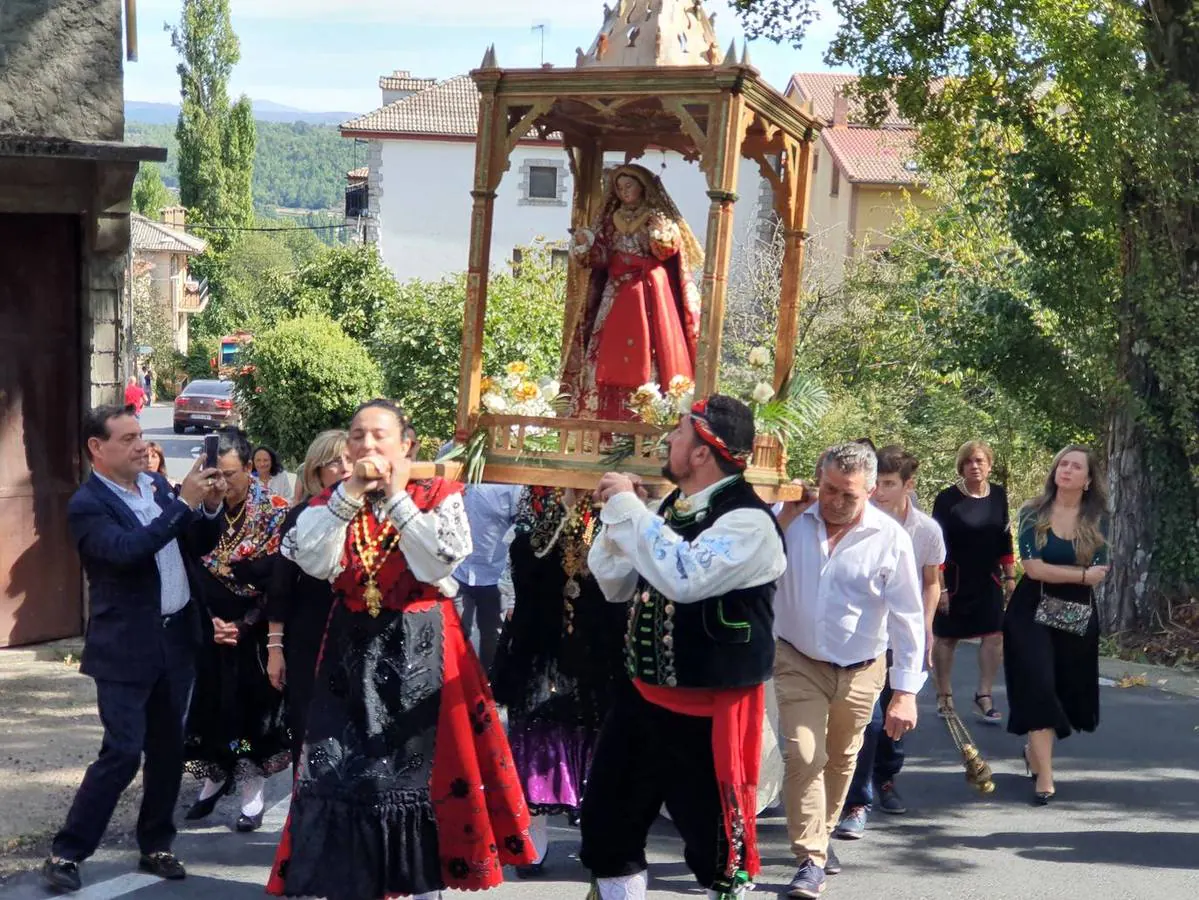 Fotos: La Virgen de la Misericordia estrena manto en Monleras