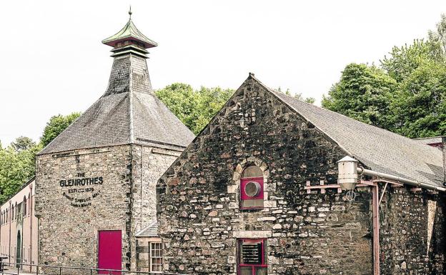 La destilería de Glenrothes, en el nordeste de Escocia, tiene su propio suministro de agua para procesar el whisky. 