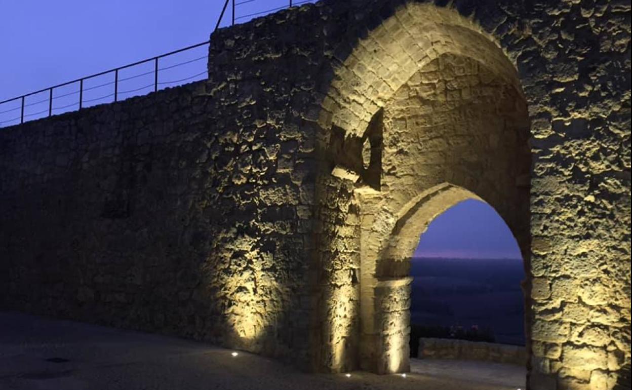 Puerta de la Villa iluminada.