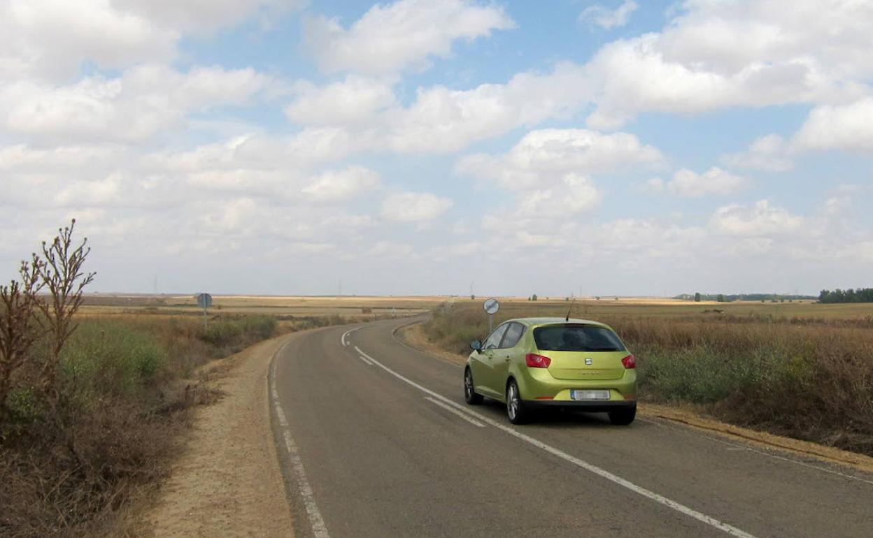 Inicio de la curva, en el kilómetro 3, 218 de la VA-920, en sentido a Tamariz de Campos, donde el turismo se salió de la calzada y volcó. 