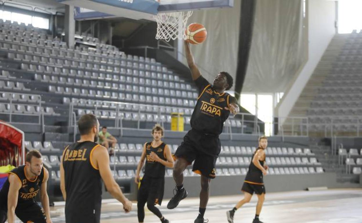 SAngo Niang, en el primer entrenamiento de la temporada del Chocolates Trapa.
