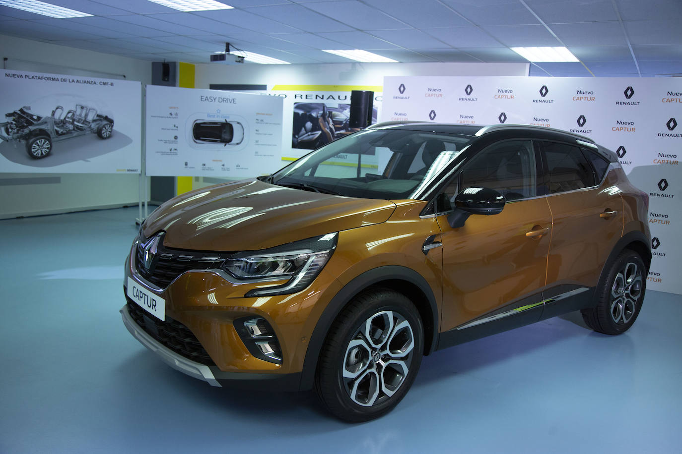 Fotos: El Rey Felipe VI visita la factoría de carrocería y montaje de Renault Valladolid