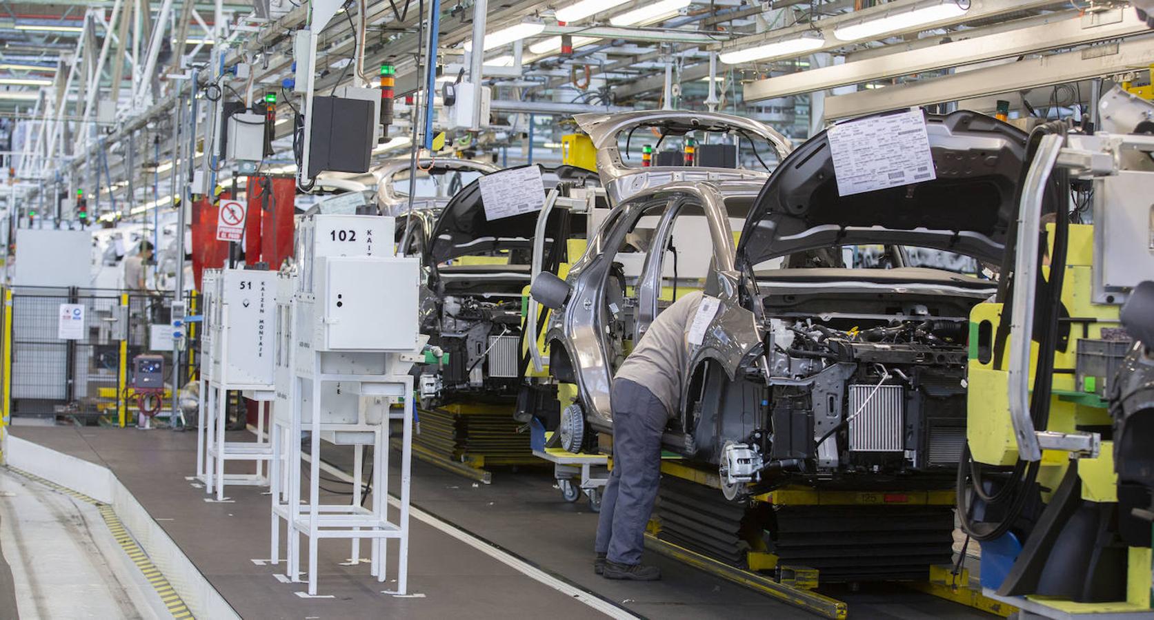 Fotos: El Rey Felipe VI visita la factoría de carrocería y montaje de Renault Valladolid
