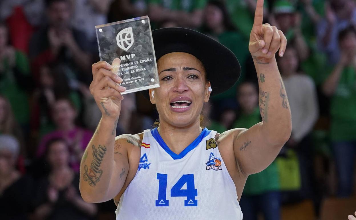 Erika de Souza con el MVP de la última Copa de la Reina. 