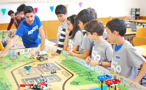 Imagen principal - La robótica se hace fuerte entre las extraescolares