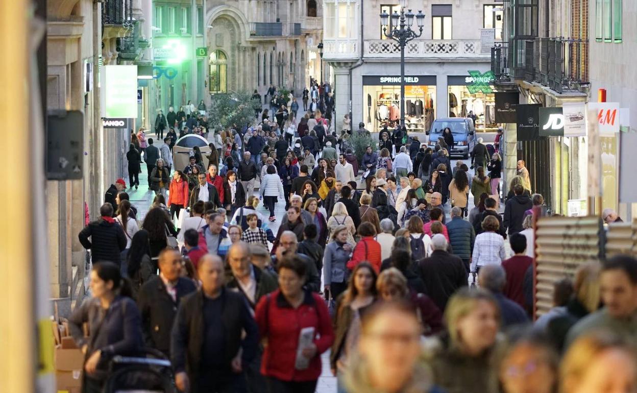 La calle Toro, una de las principales arterias comerciales de la ciudad, abarrotada de transeúntes. 