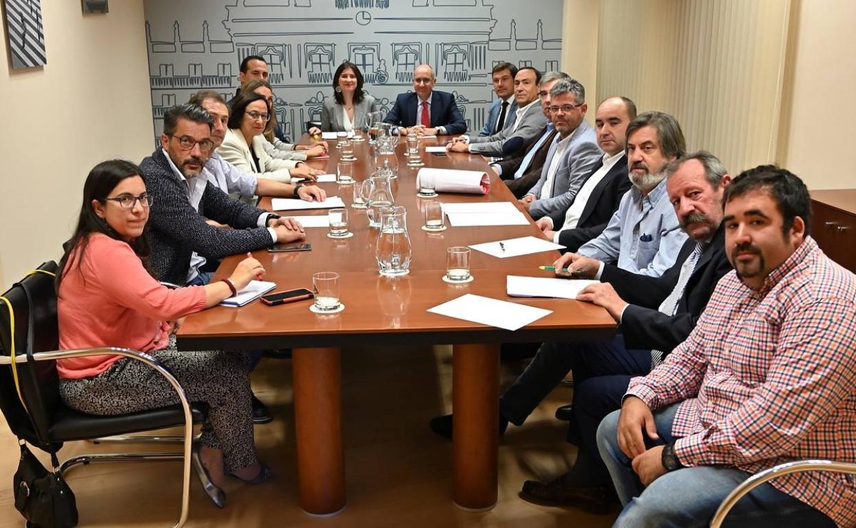 Participantes en la reunión celebrada ayer. 