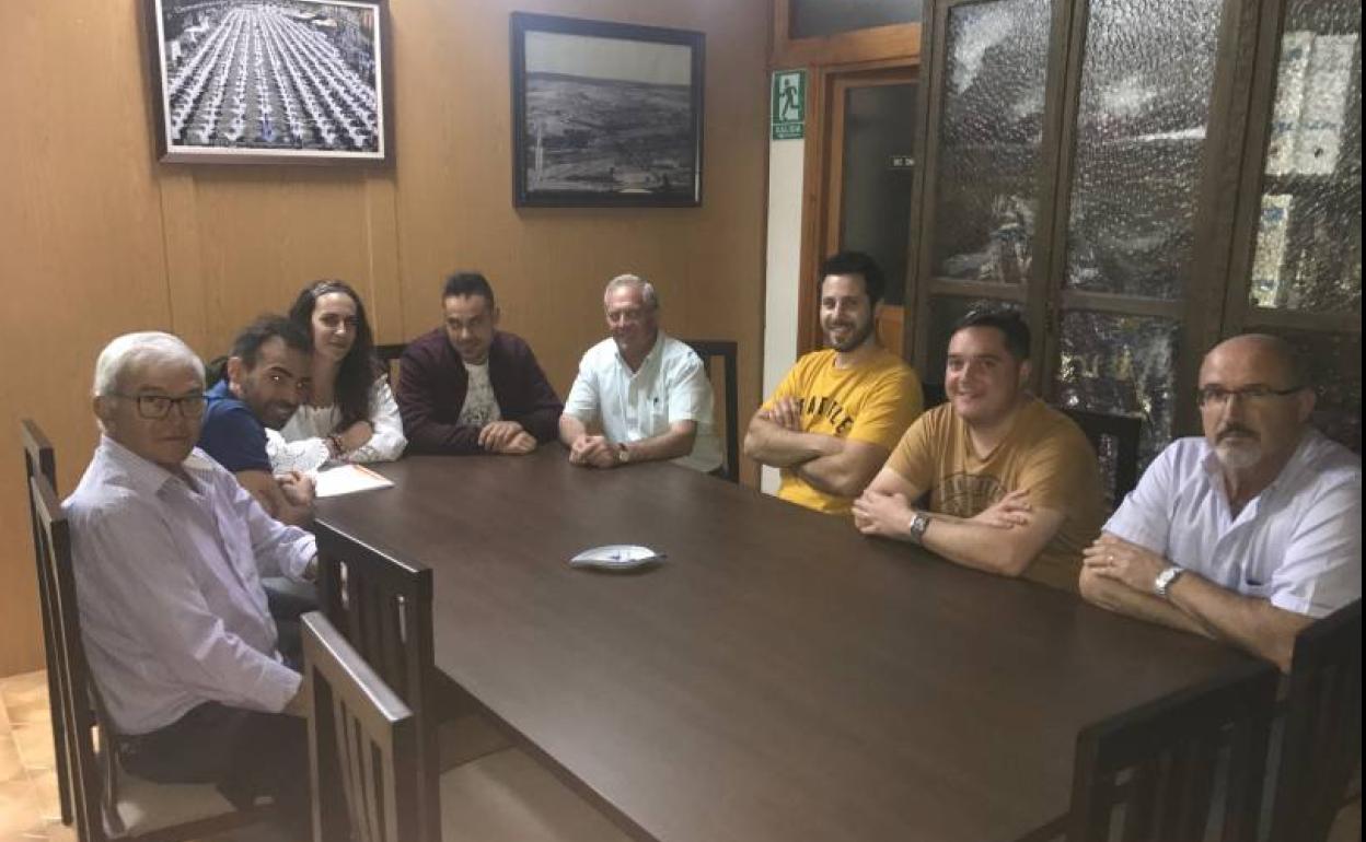 Representantes municipales y de los colectivos que hacen carrozas, en al reunión de ayer. 