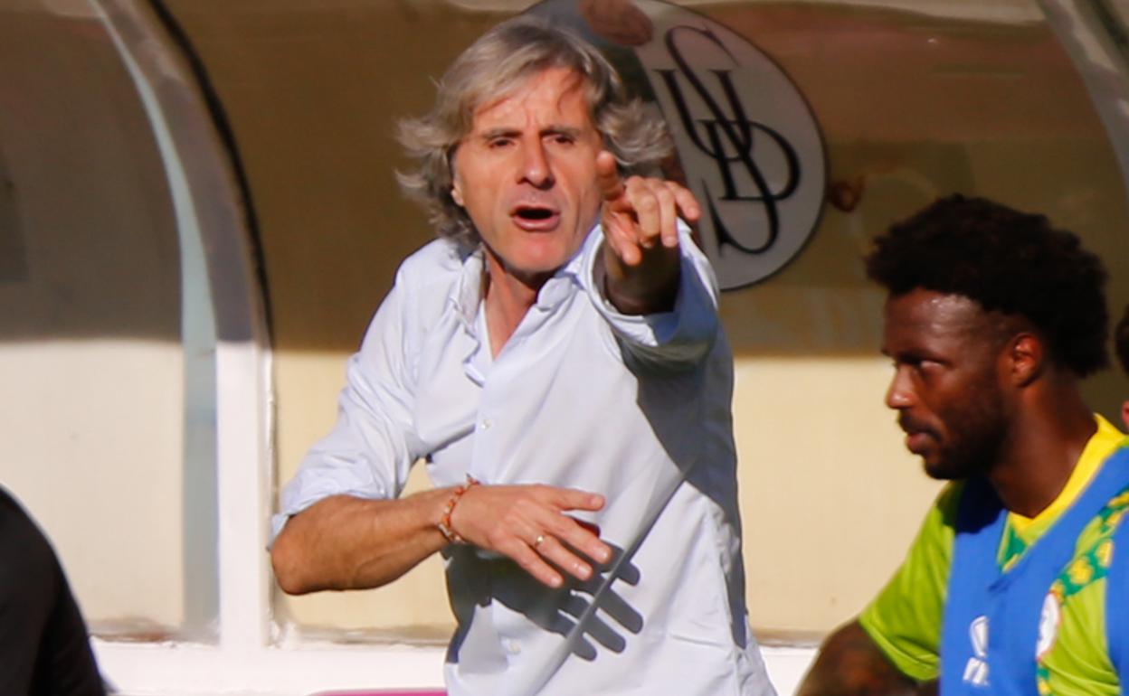 Roberto Aguirre realiza indicaciones durante el partido en el Helmántico. 