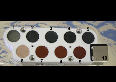 Imagen secundaria 1 - Simulación que indica dónde irá colocado el nuevo sistema de calibración, más completo, en el Rover. Debajo, sobre estas líneas, la tarjeta instalada en el anterior vehículo, el Curiosity, y su ubicación en él. 