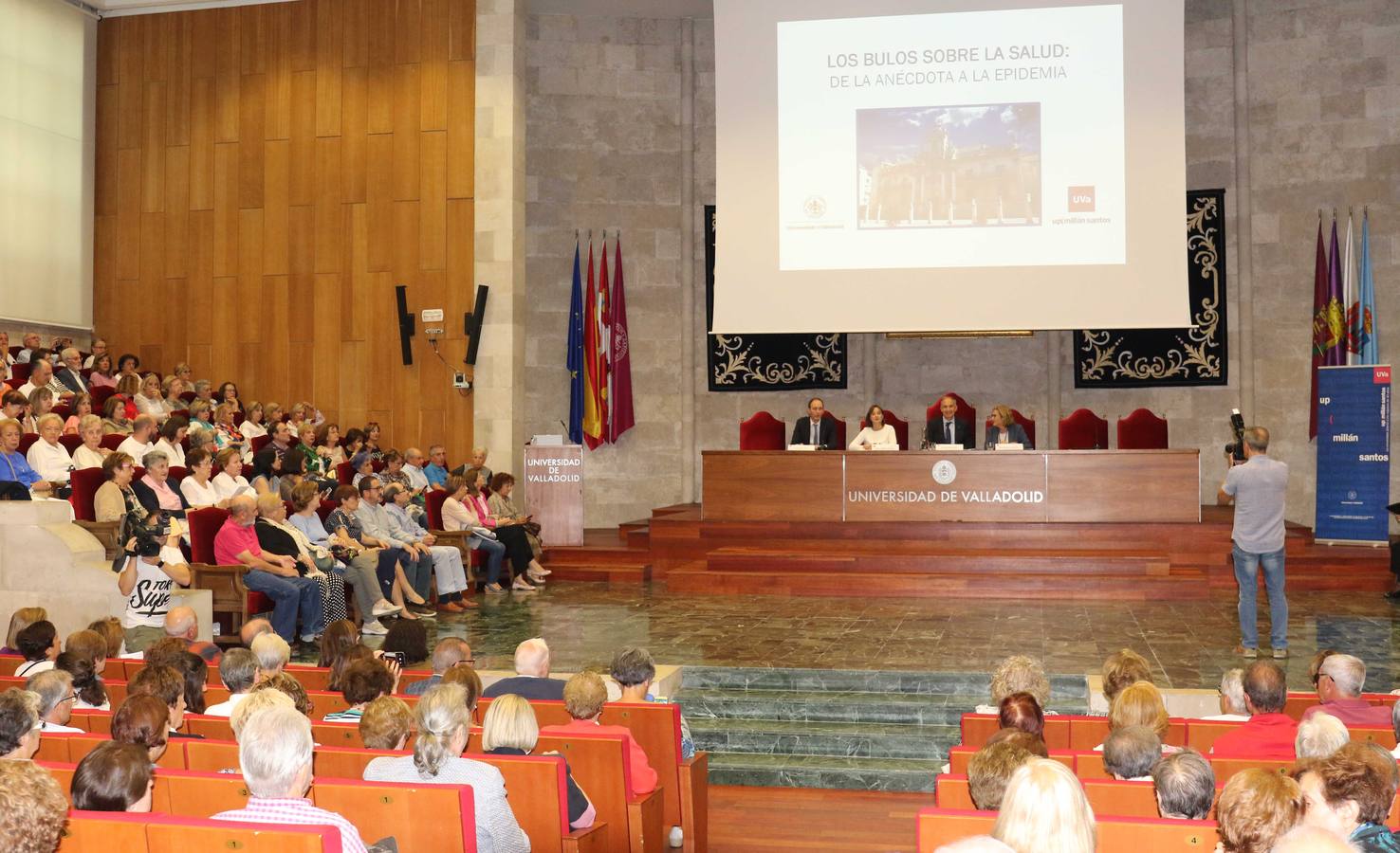 Ignacio Rosell pronunció la conferencia inaugural sobre 'los bulos de la salud' en un Paraninfo abarrotado por los estudiantes veteranos