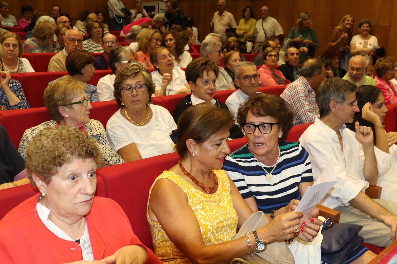 Ignacio Rosell pronunció la conferencia inaugural sobre 'los bulos de la salud' en un Paraninfo abarrotado por los estudiantes veteranos