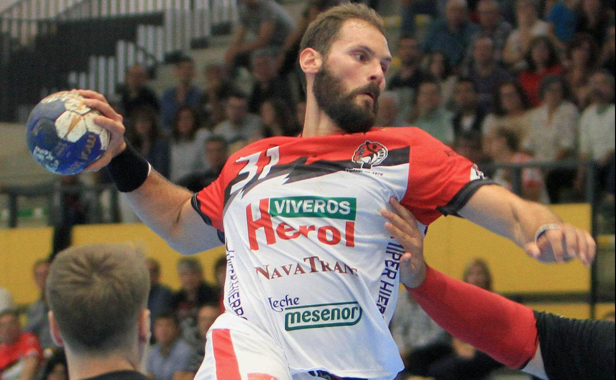 Adrián Rosales, en el partido ante Logroño. 