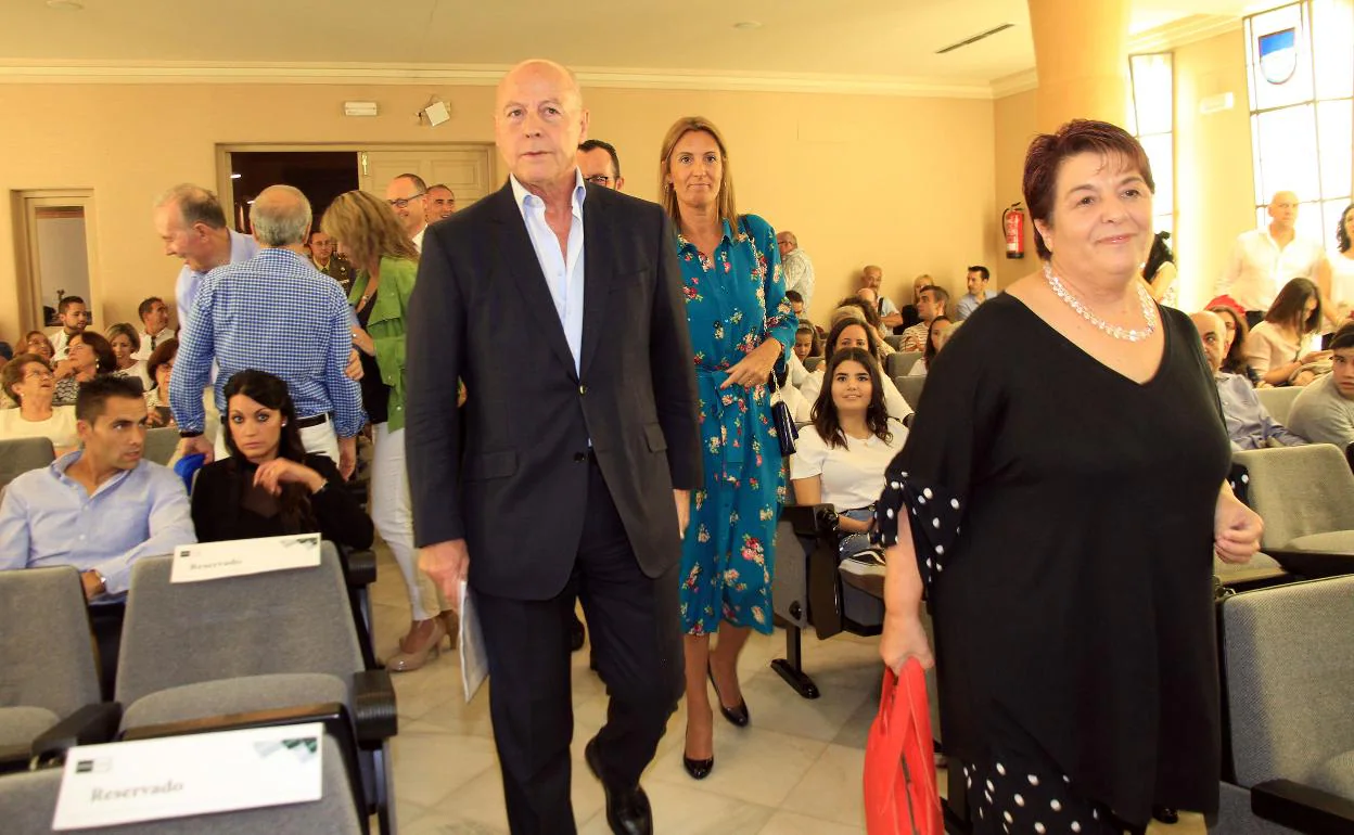 Juan Antonio Crobalán, detrás de la alcaldesa Clara Luquero, llega al salón de plenos de la Diputación para la inauguración del curso del centro asociado de la Uned. 