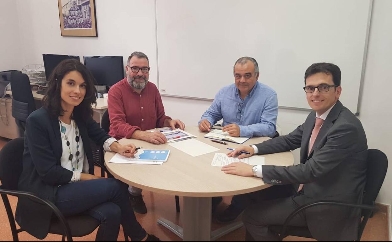 Pedro Herrero (derecha) en la reunión de ayer con el director de la Oficina municipal de Datos de Barcelona, Màrius Boada, y técnicos del área de Planificación y Recursos de Valladolid. 