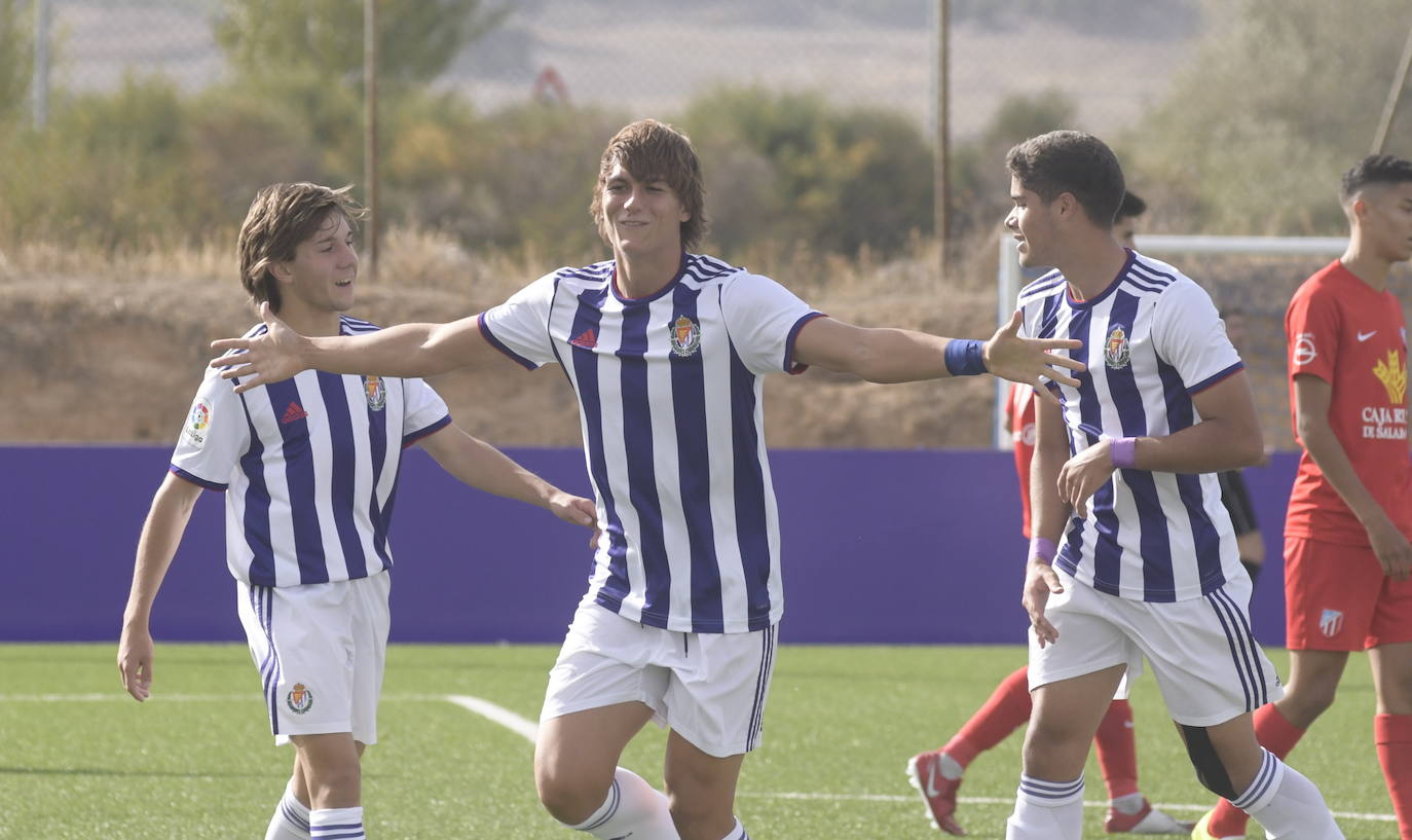 Slavy celebra el primer gol en su cuenta particular y el tercero para el Real Valladolid Juvenil.