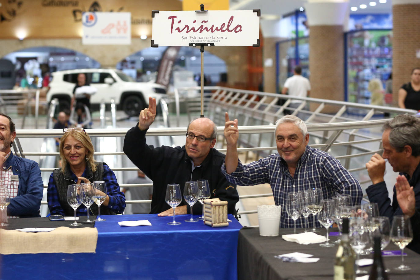 El Hipermercado E.Leclerc de Salamanca acogió ayer la última de las catas de su Feria del Vino, en la que una treintena de personas pudieron degustar diferentes caldos elaborados por Vinos Tiriñuelo, de San Esteban de la Sierra.